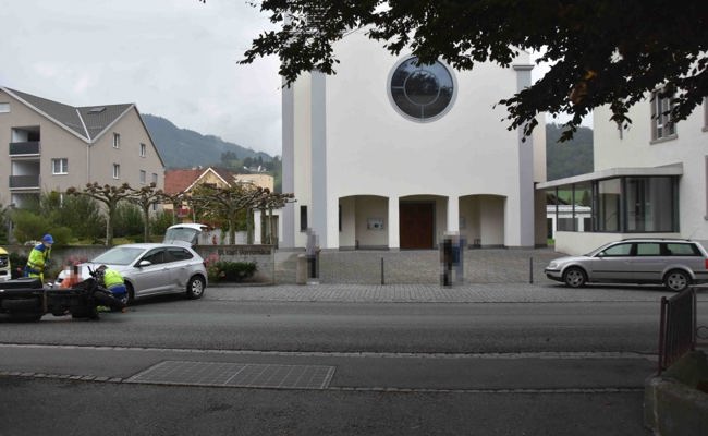 Verletzter Motorradfahrer nach Kollision mit Auto