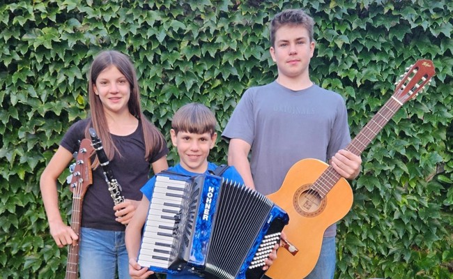 Tätschmusig: Geschwistertrio eröffnet das neue Konzertformat