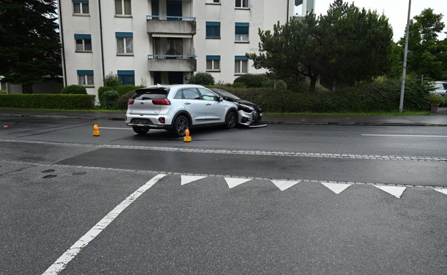 Kollision beim Abbiegen: Verletzte und Blechschaden