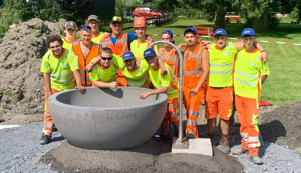 Noch nicht ganz fertig: Die Lernenden posieren mit dem von ihnen errichteten Brunnen.