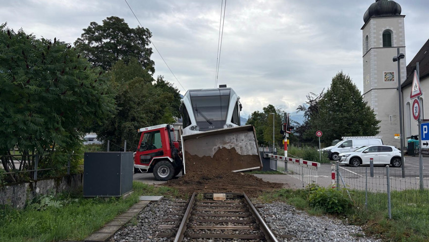 Die Ladung des Fahrzeugs kippte auf die Schienen.