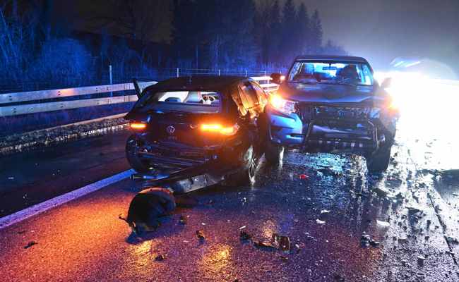 Beim Ausweichen ins Schleudern geraten: Mehrere Verletzte nach Kollision auf Autobahn