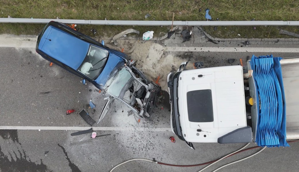 Beim Unfall in Bazenheid wurde die Fahrerin des silbrigen Kleinwagens lebensbedrohlich verletzt. Direkt unter dem Lastwagen beginnt eine gestrichelte Linie, weshalb hier keine Poller erlaubt sind.