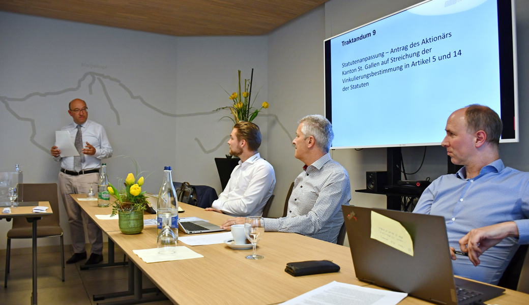 Beat Tinner (hinten stehend) vertrat die Sicht der Regierung: Mit Interesse verfolgten Roland Ochnser, Daniel Wild und Samuel Eugster die Ausführungen (von rechts).