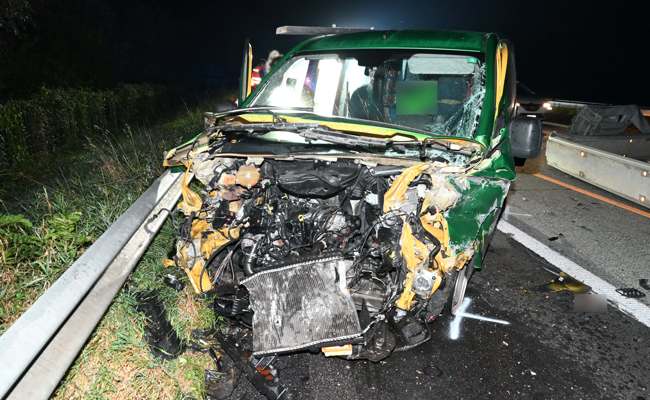 Auf A13 eingeschlafen: Lieferwagen rammt Baustellenabsperrung