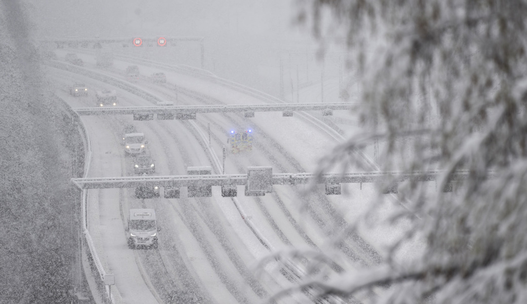  In der Leventina war laut SRF Meteo am Mittwochmorgen die Autobahn oberhalb von rund 500 Metern schneebedeckt.