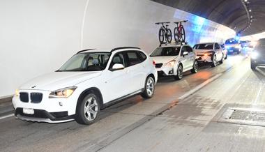 Eins, zwei, drei, vier Autos in Frattentunnel zusammengekracht