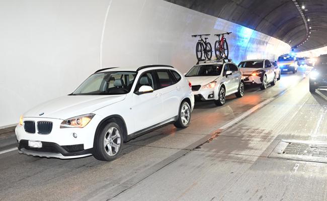 Eins, zwei, drei, vier Autos in Frattentunnel zusammengekracht