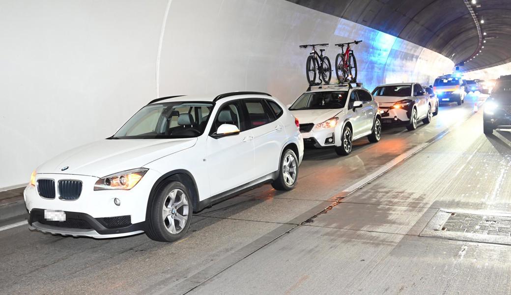 Eins, zwei, drei, vier Autos in Frattentunnel zusammengekracht