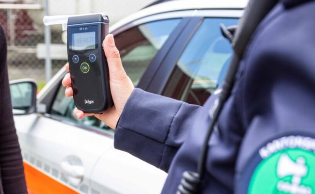 Autofahrer war fahrunfähig sowie ohne Ausweis unterwegs und hatte Drogen dabei