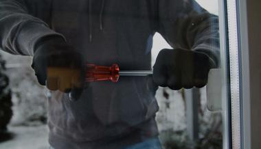 Durch Fenster, durch Tür und via Flachdach: Einbrecher stehlen Geld, Lebensmittel und Zahnarztwerkzeug