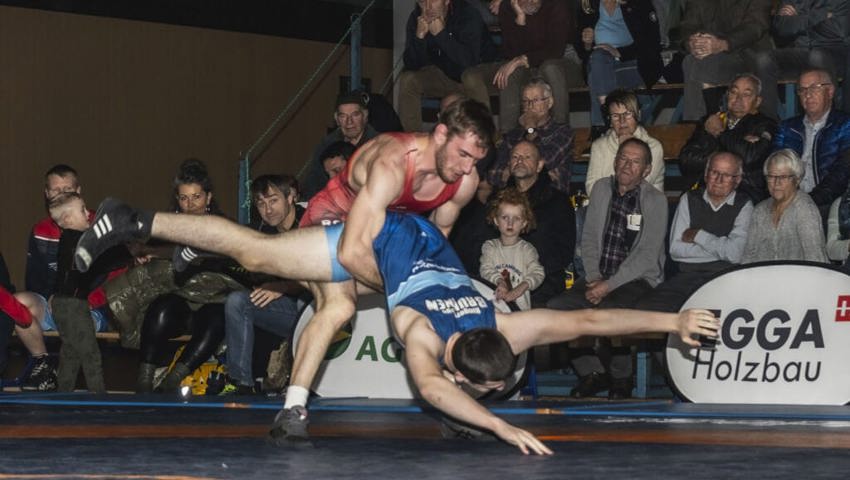  11. Dezember: Der Grabser Andreas Vetsch (oben), Captain der ersten Mannschaft des Ringerclubs Oberriet-Grabs, schafft zusammen mit seinen Teamkollegen den Ligaerhalt in der Swiss Wrestling Premium League. 