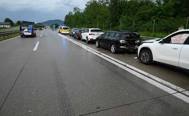Auffahrkollision auf der A13 mit vier beteiligten Autos