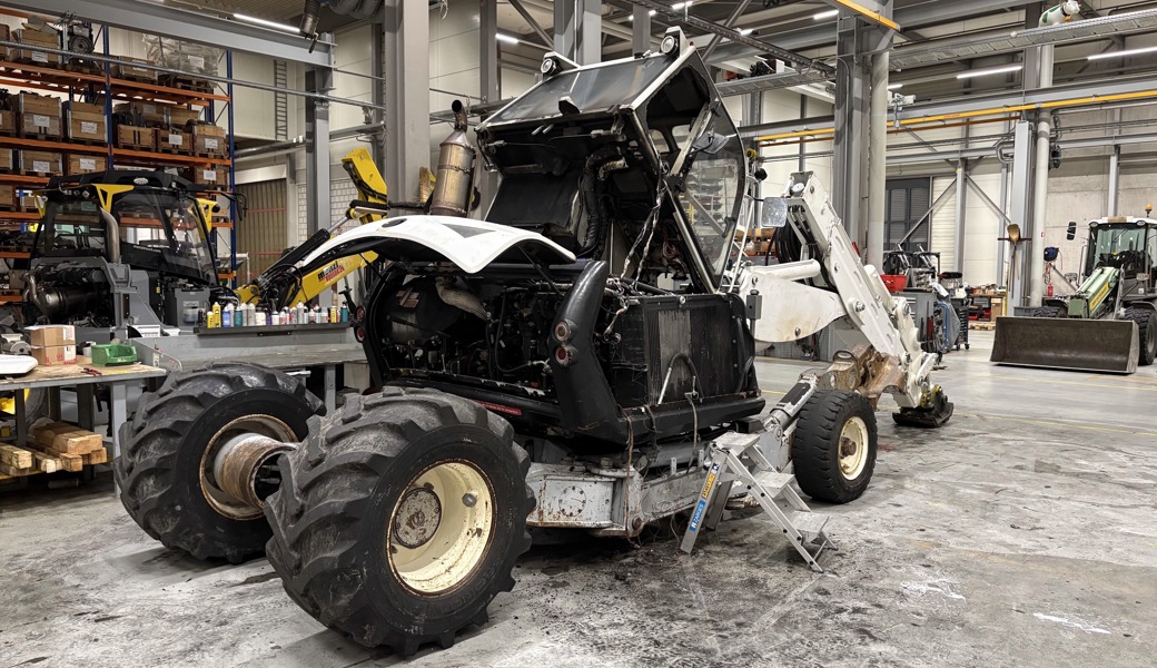 Die Feuerwehr konnte die Flammen löschen: Brand eines Schreitbaggers im Rheintal.