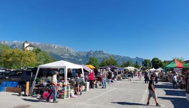 Schlosskulisse, Schallplatten und Sommerhitze am Jubiläumsflohmarkt