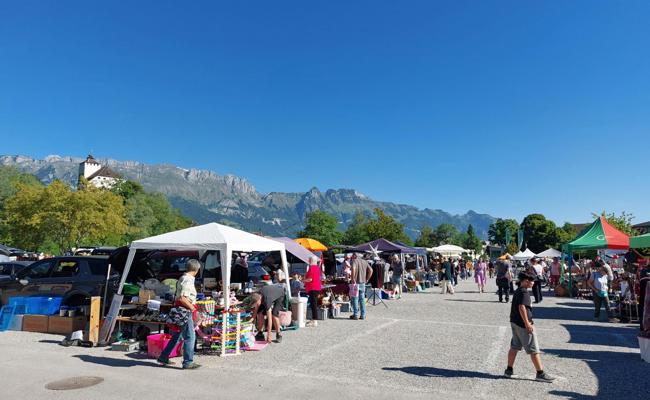 Schlosskulisse, Schallplatten und Sommerhitze am Jubiläumsflohmarkt