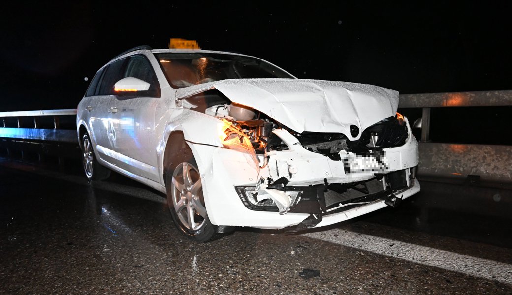 Das abrupte Abbremsen eines unbekannten roten Autos sorgte für mehrere Kollisionen