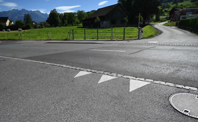 Autofahrerin übersah beim Durchqueren der Hauptstrasse Motorrad