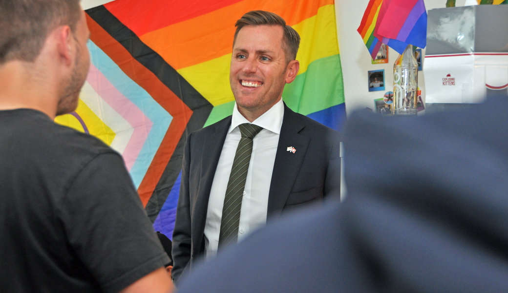 Hoher Besuch im Treff LGBT+ in Buchs: Scott C. Miller, US-Botschafter für die Schweiz und Liechtenstein, im Gespräch.