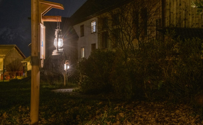 Im Unterdorf erleuchten in der Adventszeit 30 Laternen einen kleinen Rundweg