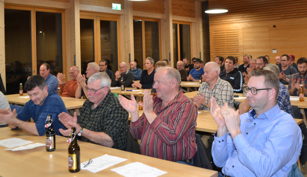 Applaus für die Arbeit des Vorstands. Ganz rechts Peter Nüesch, Präsident des St. Galler Bauernverbands.