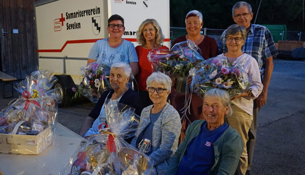  Vorne, von links: Erica Keller, Sara Salvadé, Annakäthi Giger (alle 50 Jahre); hinten, von links: Elisabeth Beeler (25 Jahre), Claudia Bachmann (20 Jahre), Marlen Rothenberger (25 Jahre), Ida Sutter (30 Jahre), Hermann Sutter (25 Jahre). Auf dem Bild fehlen Babette Engler (45 Jahre) und Romy Hermann (30 Jahre). 