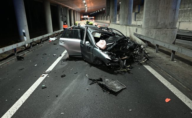 Heftiger Crash: Autofahrer stirbt bei Selbstunfall