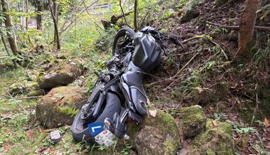 Bei Selbstunfall mit Motorrad schwer verletzt