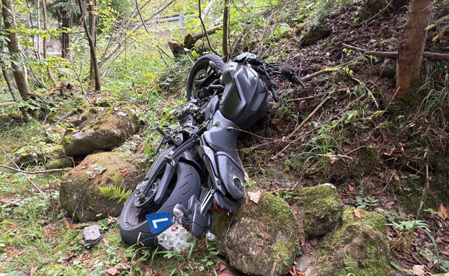 Bei Selbstunfall mit Motorrad schwer verletzt