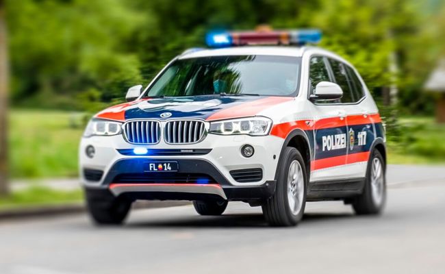 Frau fährt ungebremst in stehendes Auto
