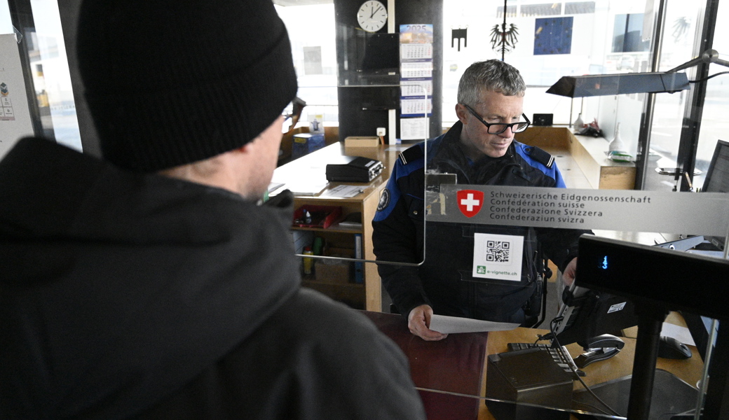 Postenchef Andrea Schmid am Schalter des Grenzübergangs Schaanwald: «In der Regel sind die Leute gut über die Freigrenzen für Mehrwertsteuer und Zölle informiert.»