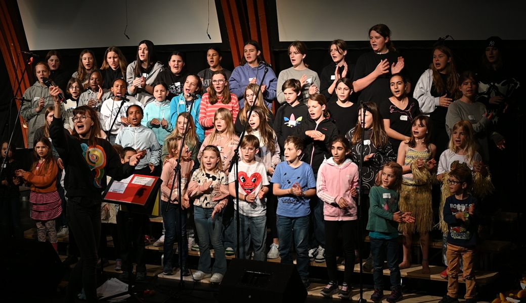 Der MiniSing-Chor, hier dirigiert von Céline Insinna, hat Lieder einstudiert, die auch das Publikum mitreissen werden.