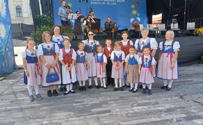 Kindertanzgruppe tanzte am Trachtenfest in Zürich