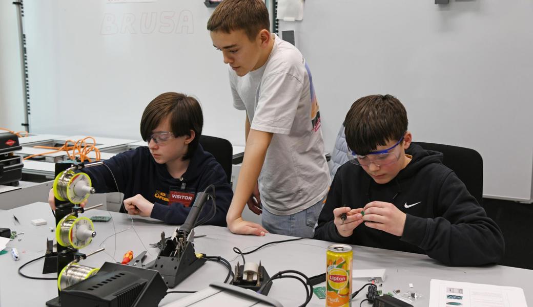 Die Jugendlichen durften gleich selber Hand anlegen bei der Brusa HyPower AG.  