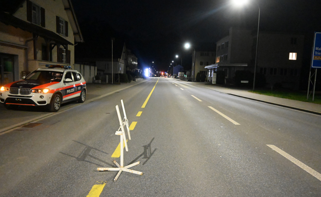 Auto kollidierte mit einem Tisch auf der Strasse