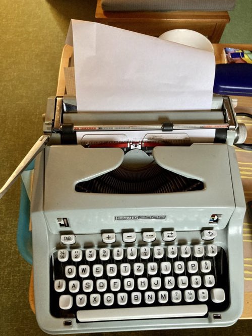  Eine alte Hermes Schreibmaschine diente Claire Speck-Kessler als Instrument, um ihr Erinnerungen niederzuschreiben. 