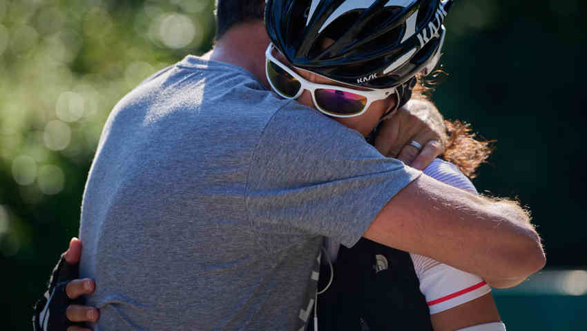 Egal, wie viele Ironmans man bestritten hat - die Umarmung nach dem Erreichen des Ziels tut richtig gut. Egal, wie viele Ironmans man bestritten hat - die Umarmung nach dem Erreichen des Ziels tut richtig gut.