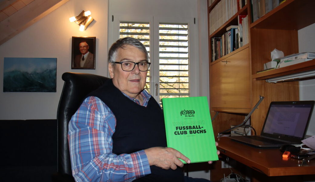  Jack Rhyner ist sehr zufrieden damit, wie die zahlreichen Autoren die Geschichte des Fussballclubs Buchs im Jubiläumsbuch erzählen. 
