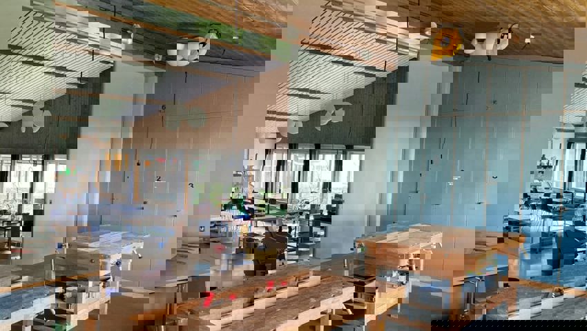  Kreativität soll ausgelebt werden: Auch Werkbänke gehören zum Inventar. 