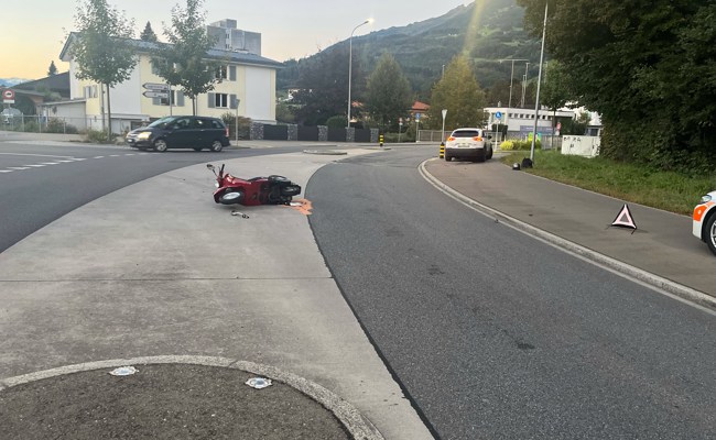 Autofahrer übersieht Motorroller