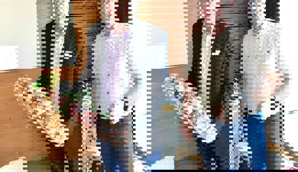  Das Geschenk vom Vorstand – übergeben von Reto Herrmann – freut den scheidenden Präsidenten Niklaus Flury. 