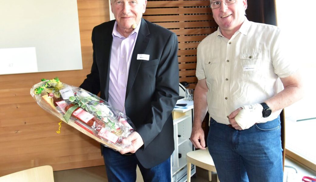  Das Geschenk vom Vorstand – übergeben von Reto Herrmann – freut den scheidenden Präsidenten Niklaus Flury. 