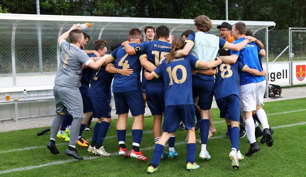 In Feierlaune: Mit einem 5:0-Auswärtssieg beim FC Ruggell IIIb steigt der FC Trübbach in die 4. Liga auf.