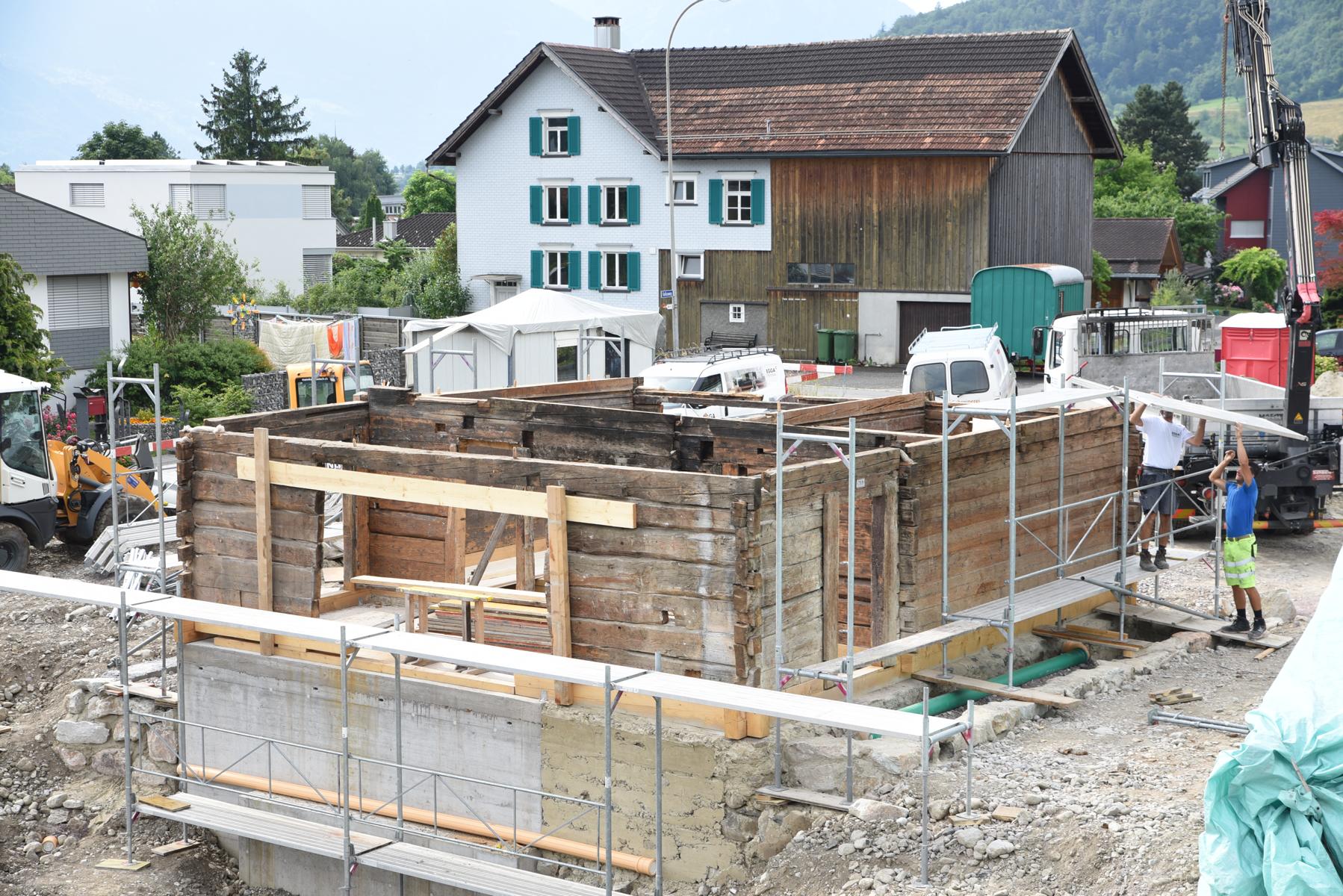 Balken um Balken entsteht das neue, alte Gässlihaus