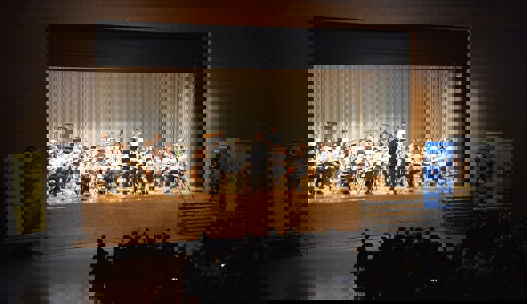  Junge Musikantinnen und Musikanten auf der grossen Bühne: Die Teilnehmenden des Blasorchesters U18 wissen mit einem kurzweiligen Programm zu begeistern. 
