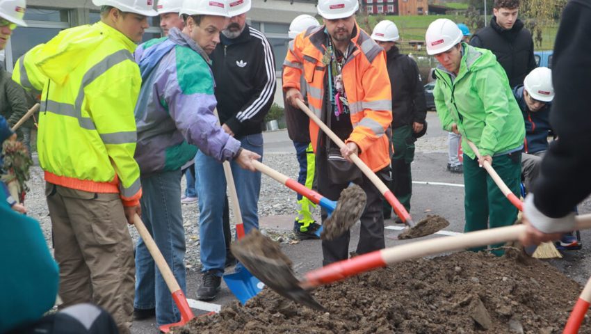  Es war nicht nur ein Spatenstich, sondern gleich mehrere.