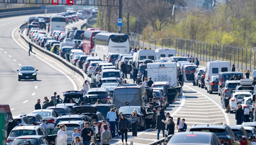 Geduldsprobe Gotthard im April 2026: Im Stau verlassen manche ihr Auto – dabei ist das verboten. 