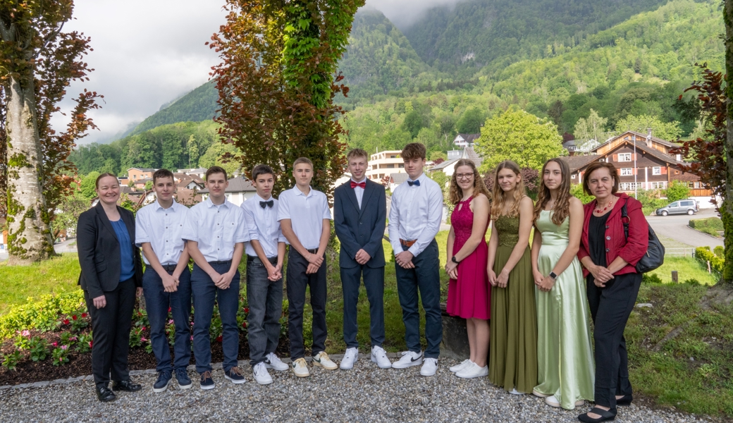 Ein Freudentag: Konfirmandinnen und Konfirmanden mit Sabine  Weber und Pfarrerin Nanette Rüegg. 