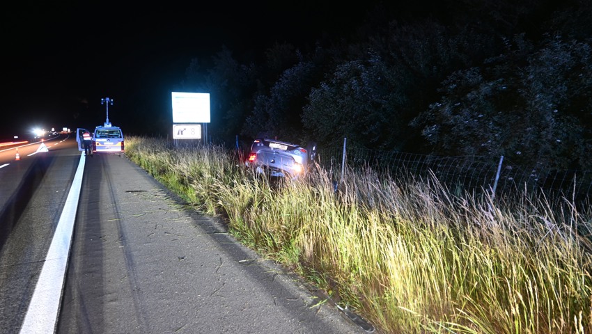 Kontrolle verloren: Auto überschlägt sich auf A13