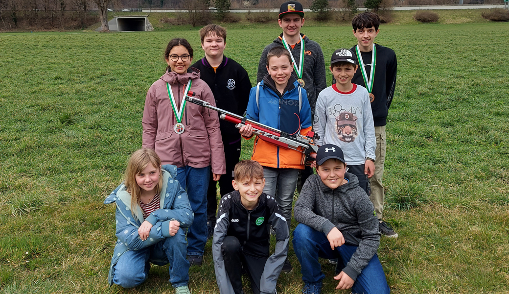 Die Nachwuchsschützen von Tell Gams mit den erfolgreichen Amelie Schulze (mittlere Reihe links, Silber U15), Damian Vetsch (hinten Mitte, Gold U21) und Silvan Lenherr (hinten rechts, Bronze U21).